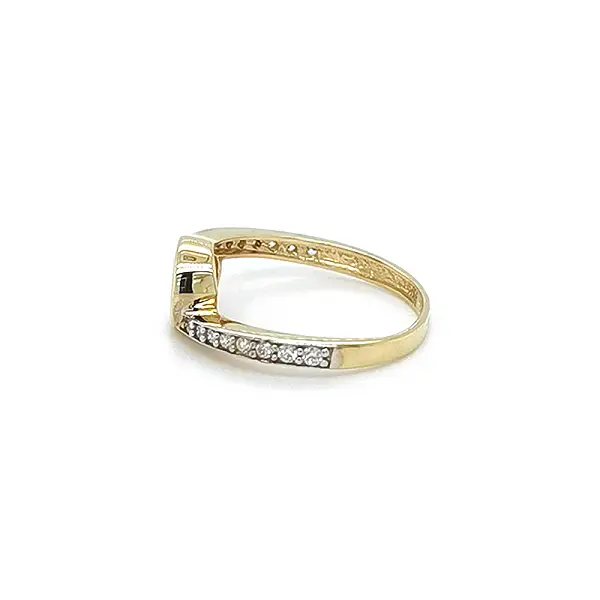 Золотое обручальное кольцо с цирконами