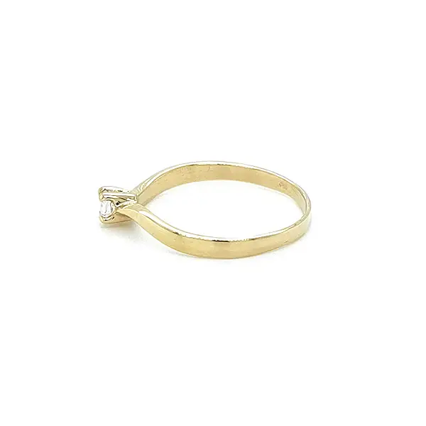 Золотое обручальное кольцо с цирконом