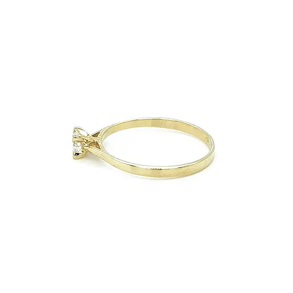 Золотое обручальное кольцо с цирконом