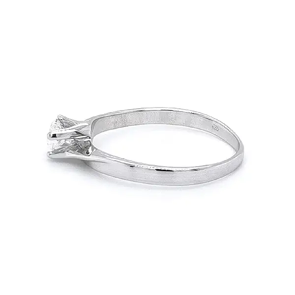 Помолвочное кольцо с цирконом из белого золота