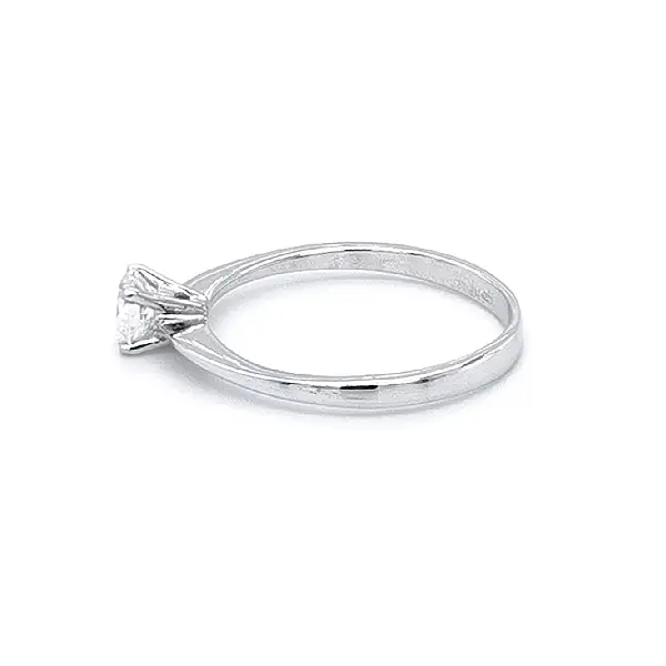 Помолвочное кольцо с цирконом из белого золота