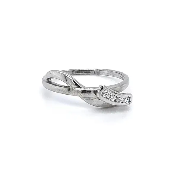 Кольцо с цирконами из белого золота