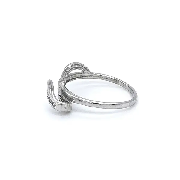 Кольцо с цирконами из белого золота