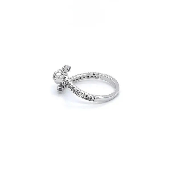 Кольцо с цирконами из белого золота