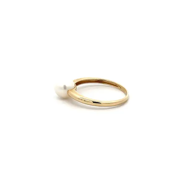 Золотое кольцо с жемчужиной