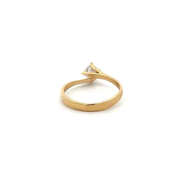 Золотое обручальное кольцо с цирконом