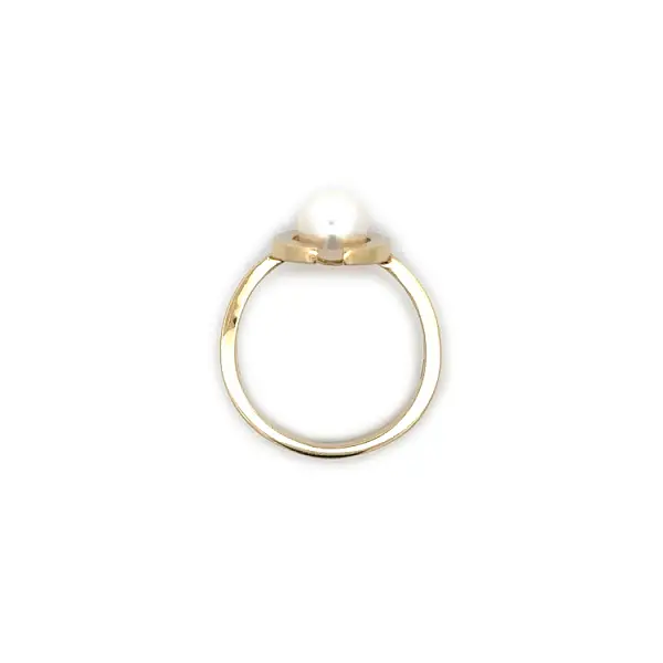 Золотое кольцо с жемчужиной