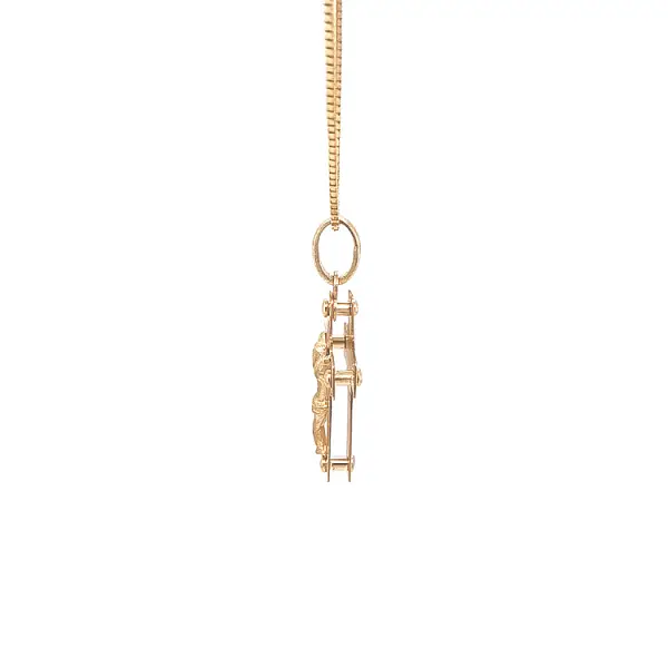 Золотой крест с Иисусом Христом