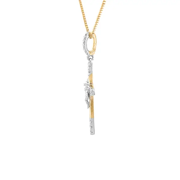 Золотой крест с Иисусом Христом