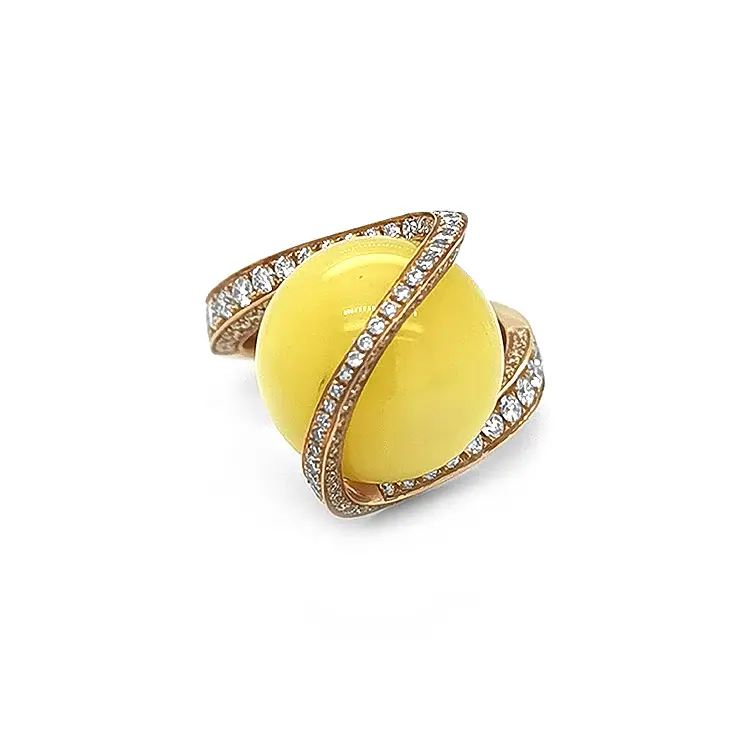 Золотое кольцо с янтарем и бриллиантами