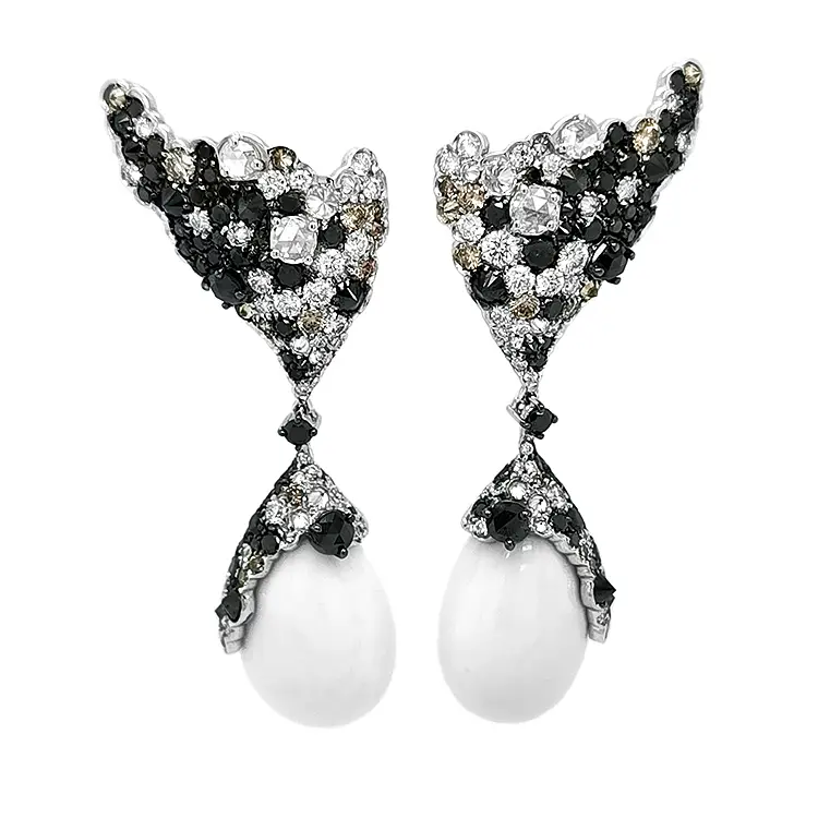 Золотые серьги с белыми агатами и бриллиантами