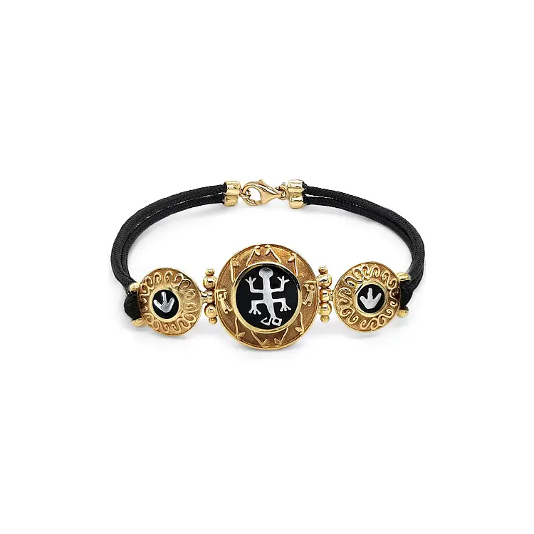 Золотой браслет на шнурке