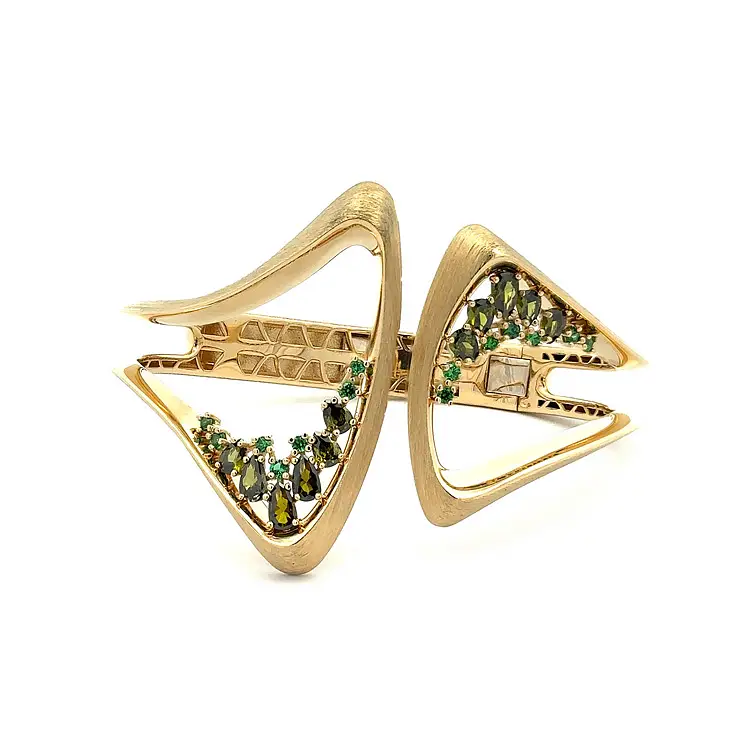 Золотой женский браслет с зелеными камнями