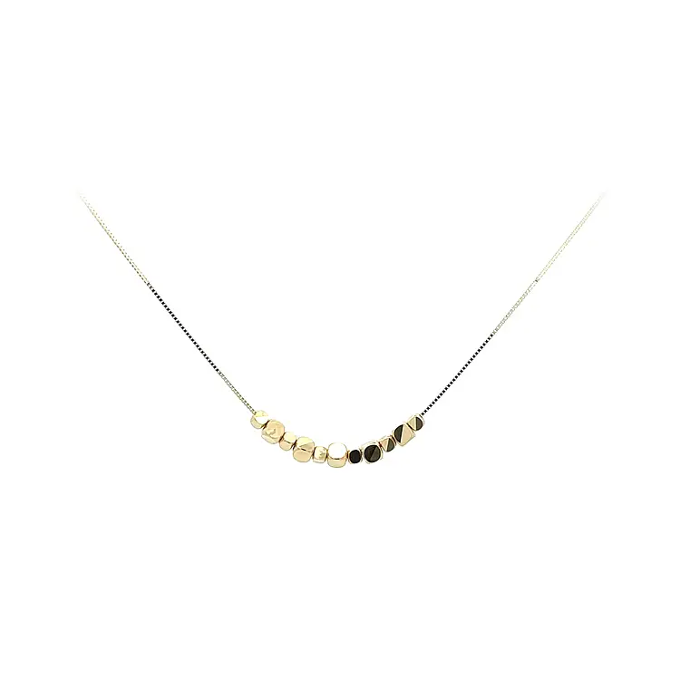 Ожерелье из золотых кубиков