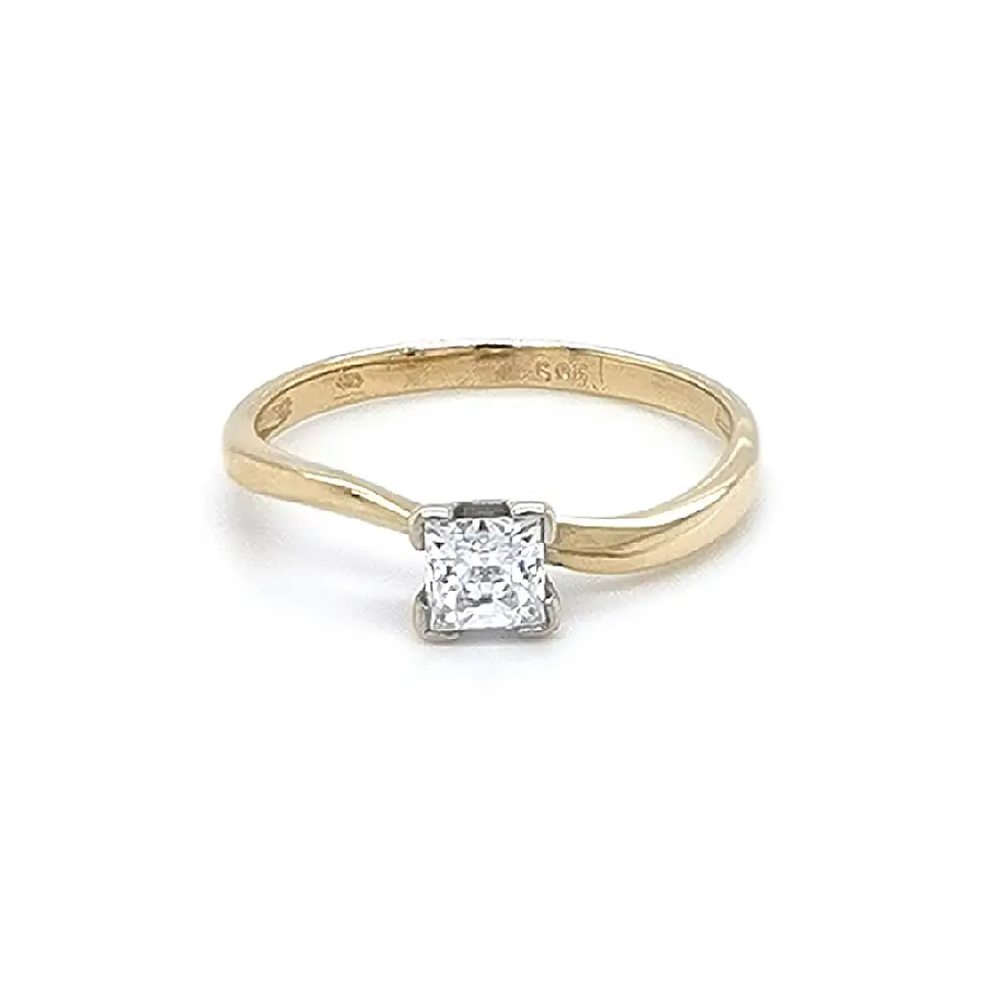 Золотое обручальное кольцо с цирконом