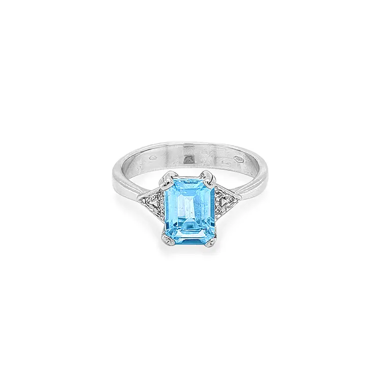 Золотое кольцо с голубым камнем