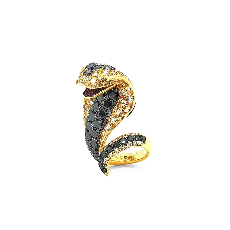 Золотое кольцо с черными и белыми бриллиантами