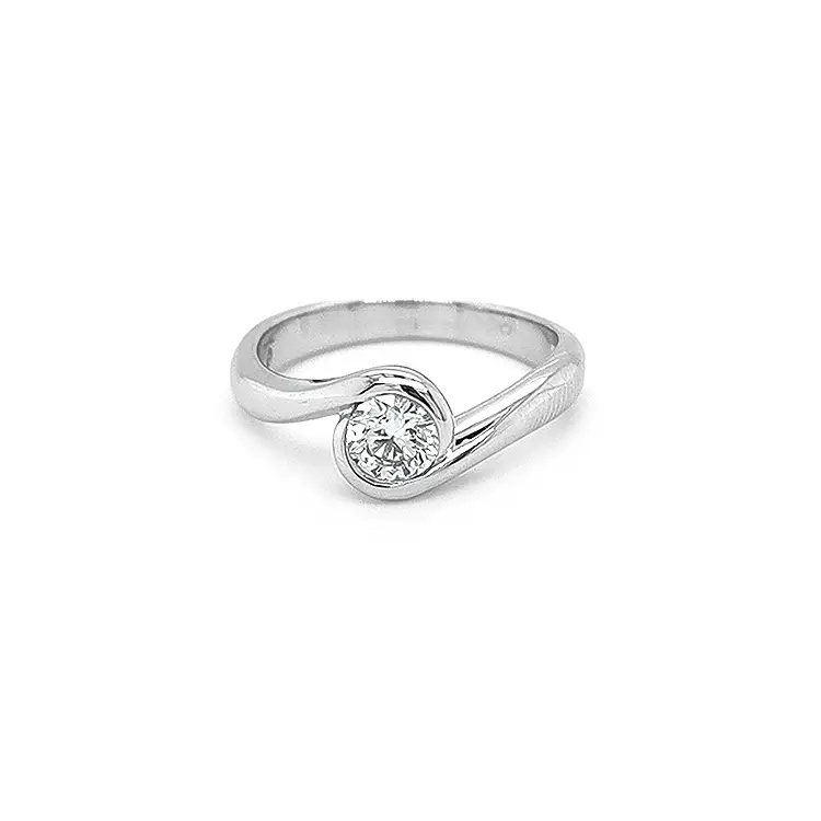 Золотое кольцо с бриллиантом