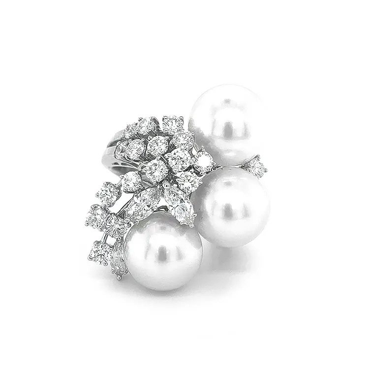 Золотое кольцо с натуральным жемчугом и бриллиантами